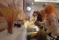 Para pengunjung saat menikmati berbagai menu di hotel ARTOTEL TS Suites Surabaya/dok.bicarasurabaya.com