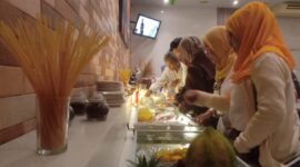 Para pengunjung saat menikmati berbagai menu di hotel ARTOTEL TS Suites Surabaya/dok.bicarasurabaya.com