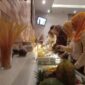 Para pengunjung saat menikmati berbagai menu di hotel ARTOTEL TS Suites Surabaya/dok.bicarasurabaya.com