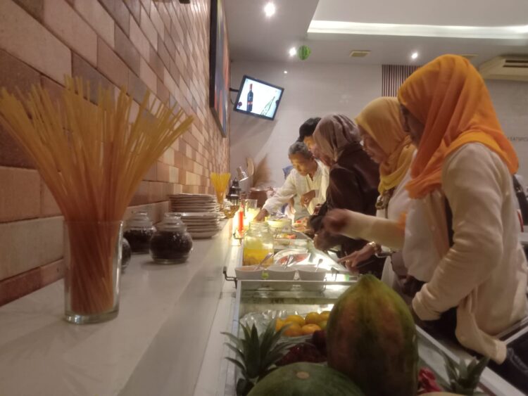 Para pengunjung saat menikmati berbagai menu di hotel ARTOTEL TS Suites Surabaya/dok.bicarasurabaya.com