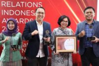 Biro Adpim Pemprov Jatim saat terima penghargaan/dok.bicarasurabaya.com