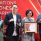 Biro Adpim Pemprov Jatim saat terima penghargaan/dok.bicarasurabaya.com