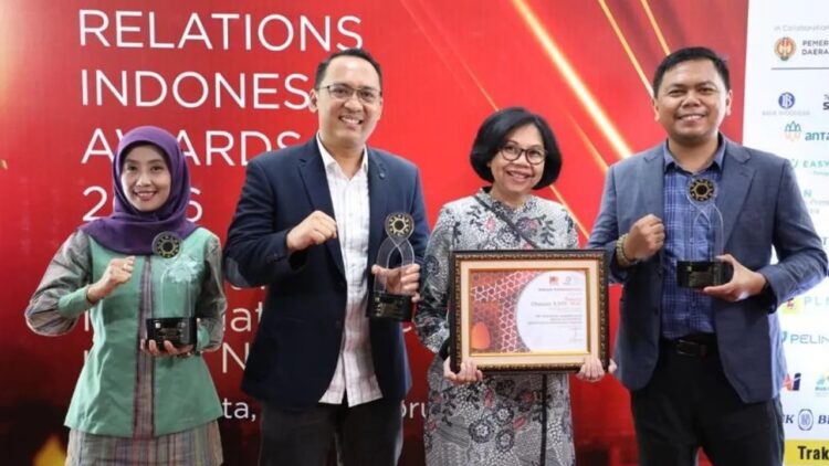 Biro Adpim Pemprov Jatim saat terima penghargaan/dok.bicarasurabaya.com
