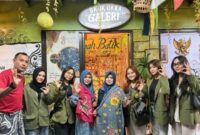 Mahasiswa UPN Veteran Jatim foto bersama dengan pelaku UMKM Batik/dok.bicarasurabaya.com