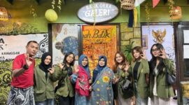 Mahasiswa UPN Veteran Jatim foto bersama dengan pelaku UMKM Batik/dok.bicarasurabaya.com