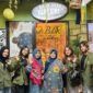 Mahasiswa UPN Veteran Jatim foto bersama dengan pelaku UMKM Batik/dok.bicarasurabaya.com