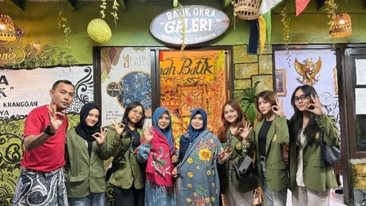 Mahasiswa UPN Veteran Jatim foto bersama dengan pelaku UMKM Batik/dok.bicarasurabaya.com