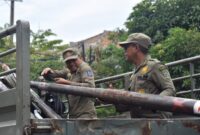 Petugas gabungan juga memotong tiang kabel fiber optik yang tidak berizin. (Foto: dok Satpol PP Surabaya)