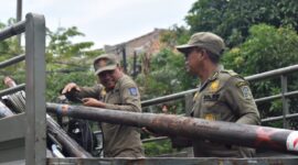 Petugas gabungan juga memotong tiang kabel fiber optik yang tidak berizin. (Foto: dok Satpol PP Surabaya)