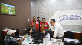 Wali Kota Surabaya Eri Cahyadi mengecek pelayanan di salah satu dinas pemkot/dok.Diskominfo Surabaya