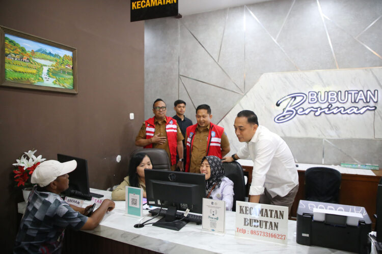 Wali Kota Surabaya Eri Cahyadi mengecek pelayanan di salah satu dinas pemkot/dok.Diskominfo Surabaya