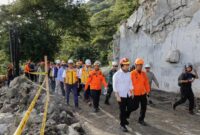 Wagub Emil tinjau longsor yang menutupjalur Trenggalek-Ponorogo. (Foto: dok Humas Pemprov Jatim)