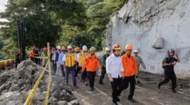 Wagub Emil tinjau longsor yang menutupjalur Trenggalek-Ponorogo. (Foto: dok Humas Pemprov Jatim)