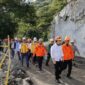 Wagub Emil tinjau longsor yang menutupjalur Trenggalek-Ponorogo. (Foto: dok Humas Pemprov Jatim)