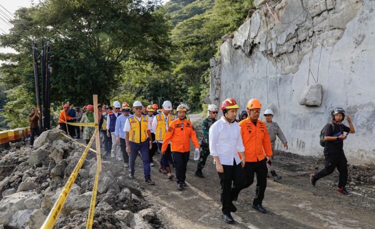 Wagub Emil tinjau longsor yang menutupjalur Trenggalek-Ponorogo. (Foto: dok Humas Pemprov Jatim)