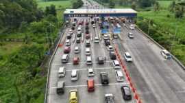 Antrean kendaraan di Gerbang Tol Singosari yang mengalami kepadatan. (Foto: dok/istimewa)
