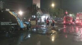 Petugas DPKP Pasuruan membersihkan lumpur usai banjir agar bisa dilalui. Banjir yang akibatkan jalur utama pantura tertutup. (Foto: Istimewa)