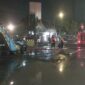 Petugas DPKP Pasuruan membersihkan lumpur usai banjir agar bisa dilalui. Banjir yang akibatkan jalur utama pantura tertutup. (Foto: Istimewa)