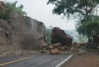 Material batu berukuran besar tutup seluruh jalur Trenggalek-Ponorogo. (Foto: BPBD Trenggalek/Istimewa)