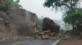 Material batu berukuran besar tutup seluruh jalur Trenggalek-Ponorogo. (Foto: BPBD Trenggalek/Istimewa)