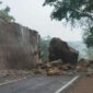 Material batu berukuran besar tutup seluruh jalur Trenggalek-Ponorogo. (Foto: BPBD Trenggalek/Istimewa)