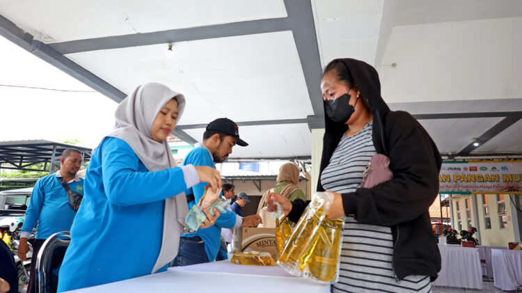 Pasar Murah yang digelar Pemkot Surabaya diserbu warga Benowo. (Foto: dok Diskominfo Surabaya)
