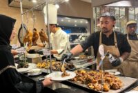 Chef Syahril saat memasak di Hotel Santika/dok.istimewa