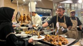 Chef Syahril saat memasak di Hotel Santika/dok.istimewa