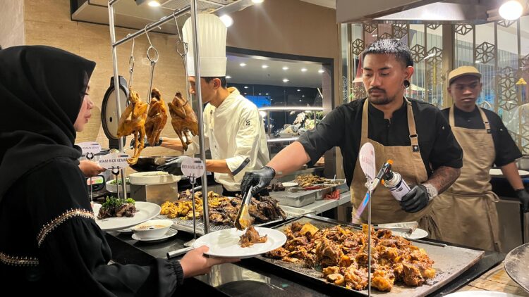 Chef Syahril saat memasak di Hotel Santika/dok.istimewa