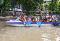 Kerja bakti bersih Sungai Kalimas Bersama Menteri LH. (Foto: dok Diskominfo)