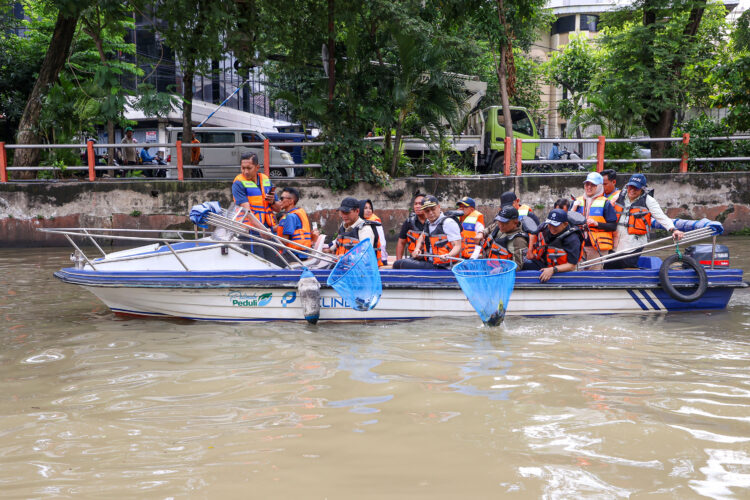 Kerja bakti bersih Sungai Kalimas Bersama Menteri LH. (Foto: dok Diskominfo)