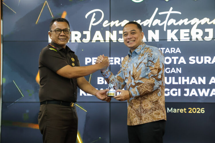 Penandatanganan Kerjasama terkait Pemulihan Aset dengan Kejati. (Foto : dok Diskominfo Surabaya)