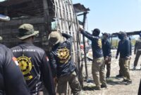 Penertiban bangunan yang dijadikan tempat pengumpulan barang bekas di kawasan Tempat Pemrosesan Akhir (TPA) Benowo, Sabtu (14/3/2026).