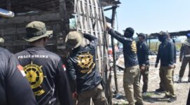 Penertiban bangunan yang dijadikan tempat pengumpulan barang bekas di kawasan Tempat Pemrosesan Akhir (TPA) Benowo, Sabtu (14/3/2026).