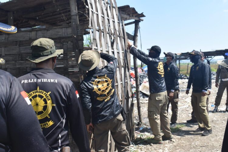 Penertiban bangunan yang dijadikan tempat pengumpulan barang bekas di kawasan Tempat Pemrosesan Akhir (TPA) Benowo, Sabtu (14/3/2026).