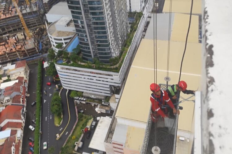 Proses evakuasi korban/dok.bicarasurabaya.com
