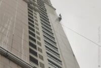 Dua pekerja terjebak di gondola yang terhenti di lantai 26 Apartemen Ascott Waterplace Surabaya, Jalan Pakuwon Indah Lontar Timur, Senin (2/3/2026)/dok. bicarasurabaya.com
