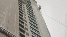 Dua pekerja terjebak di gondola yang terhenti di lantai 26 Apartemen Ascott Waterplace Surabaya, Jalan Pakuwon Indah Lontar Timur, Senin (2/3/2026)/dok. bicarasurabaya.com