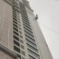 Dua pekerja terjebak di gondola yang terhenti di lantai 26 Apartemen Ascott Waterplace Surabaya, Jalan Pakuwon Indah Lontar Timur, Senin (2/3/2026)/dok. bicarasurabaya.com
