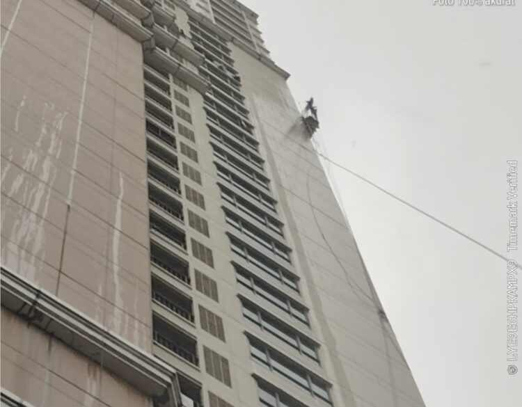 Dua pekerja terjebak di gondola yang terhenti di lantai 26 Apartemen Ascott Waterplace Surabaya, Jalan Pakuwon Indah Lontar Timur, Senin (2/3/2026)/dok. bicarasurabaya.com