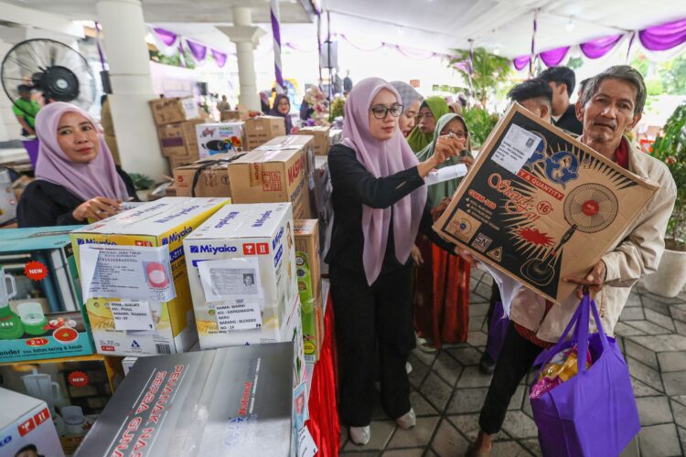 Para pengunjung saat memboyong barangnya/dok.Diskominfo Surabaya