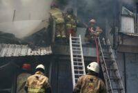 Petugaa damkar berusaha memadamkan api yang melalap sebuha rumah di kawasan Dupak, Kamis (5/3). Foto: dok Command Center 112