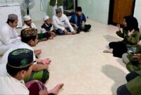 Mahasiswa UPN Veteran Jatim saat membina anak-anak mahasiswa/dok.bicarasurabaya.com