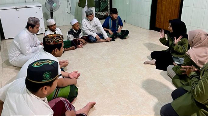 Mahasiswa UPN Veteran Jatim saat membina anak-anak mahasiswa/dok.bicarasurabaya.com