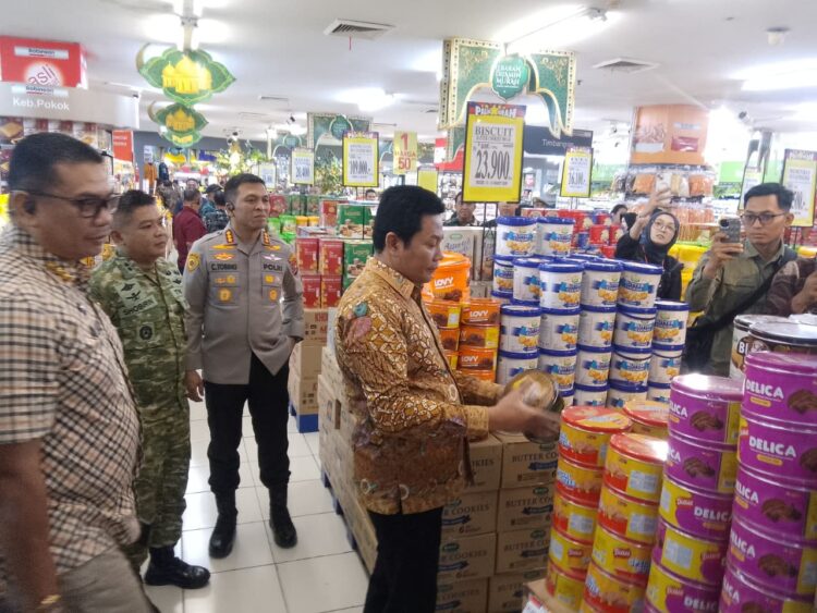 Bupati Subandi bersama Forkpimda Sidoarjo melakukan sidak makanan pastikan keamanan makanan jelang lebaran. (Foto: istimewa)