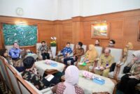 Wagub Emil Dardak bersama Minister Counsellor for Development Kedutaan Besar Inggris (FCDO) Peter Rajadiston membahas kelanjutan proyek LRT Surabaya. (Foto: dok Humas Pemprov)