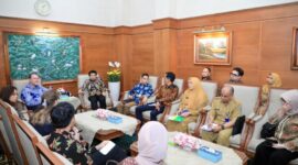Wagub Emil Dardak bersama Minister Counsellor for Development Kedutaan Besar Inggris (FCDO) Peter Rajadiston membahas kelanjutan proyek LRT Surabaya. (Foto: dok Humas Pemprov)