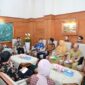 Wagub Emil Dardak bersama Minister Counsellor for Development Kedutaan Besar Inggris (FCDO) Peter Rajadiston membahas kelanjutan proyek LRT Surabaya. (Foto: dok Humas Pemprov)