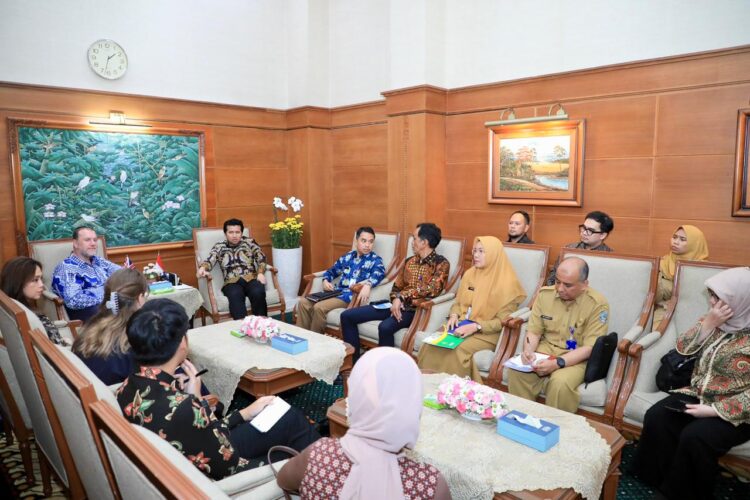 Wagub Emil Dardak bersama Minister Counsellor for Development Kedutaan Besar Inggris (FCDO) Peter Rajadiston membahas kelanjutan proyek LRT Surabaya. (Foto: dok Humas Pemprov)