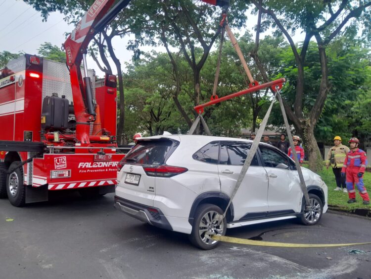 Mobil yang kecelakaan berhasil dievakuasi/dok.bicarasurabaya.com